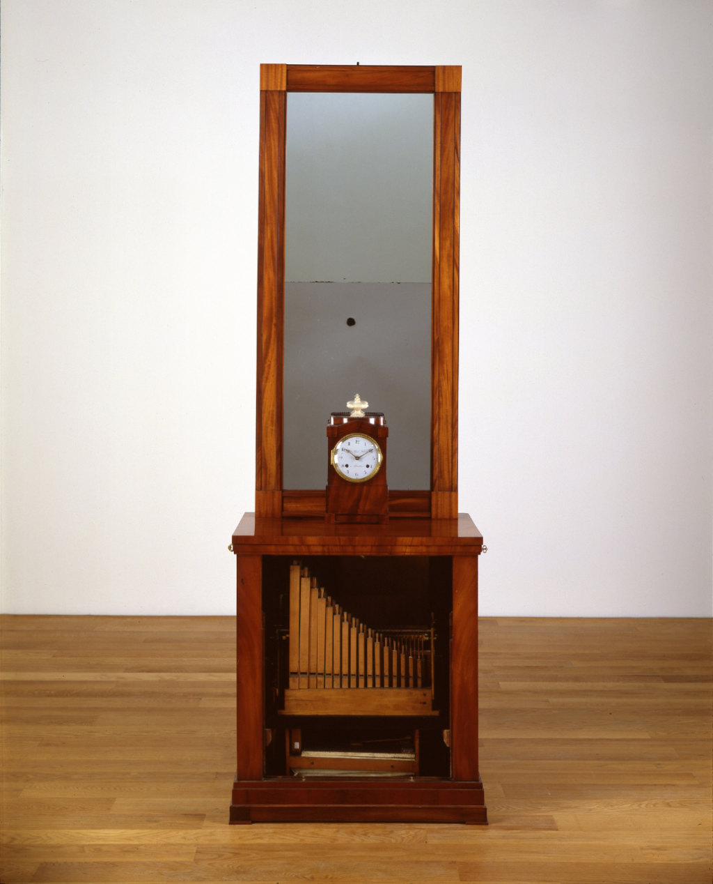 Spiegelschrank mit Flötenwerk und Uhr, vermutlich Berlin um 1800, MMA-71760